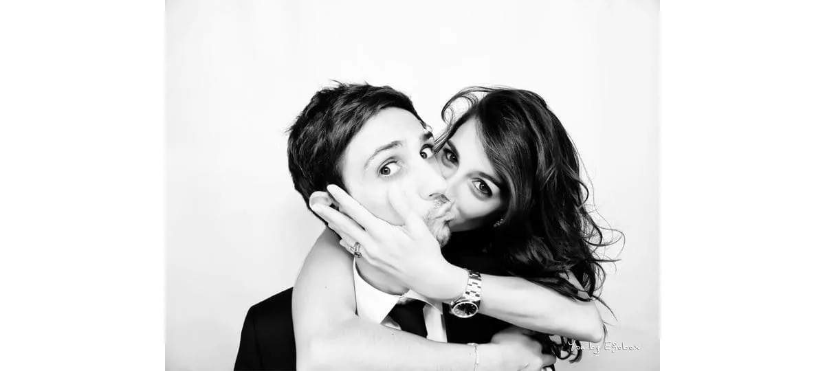 Retrato en escala de grises de invitados en la cabina Egobox de un matrimonio